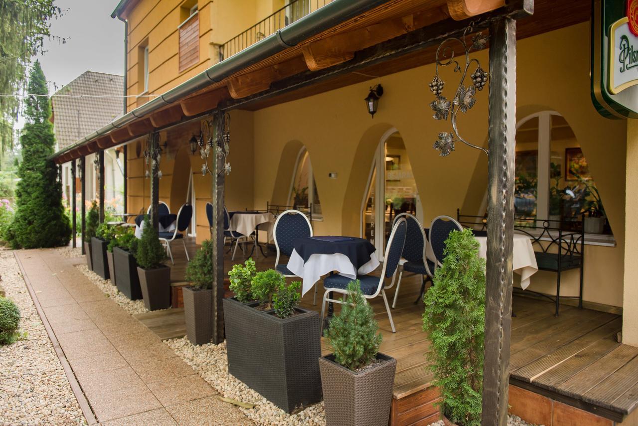Ambrozia Szallashely Es Etterem Mişcolţ Exterior foto