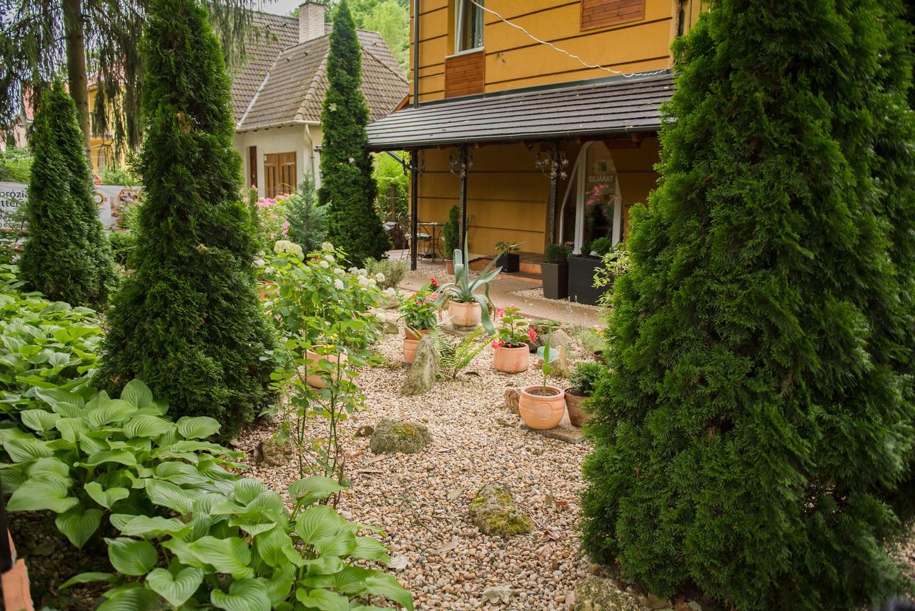 Ambrozia Szallashely Es Etterem Mişcolţ Exterior foto