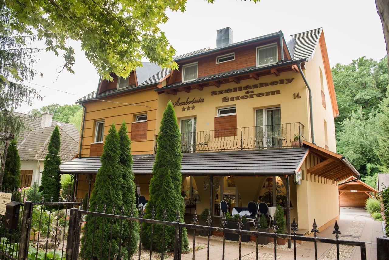 Ambrozia Szallashely Es Etterem Mişcolţ Exterior foto