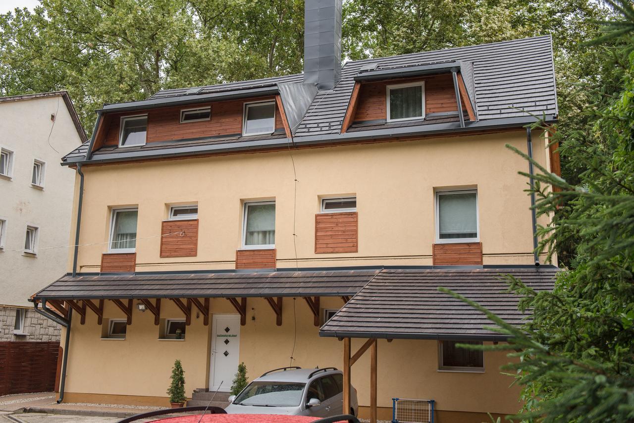 Ambrozia Szallashely Es Etterem Mişcolţ Exterior foto