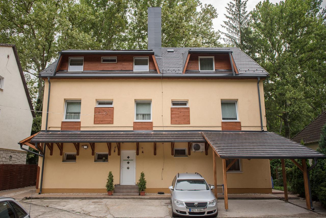 Ambrozia Szallashely Es Etterem Mişcolţ Exterior foto