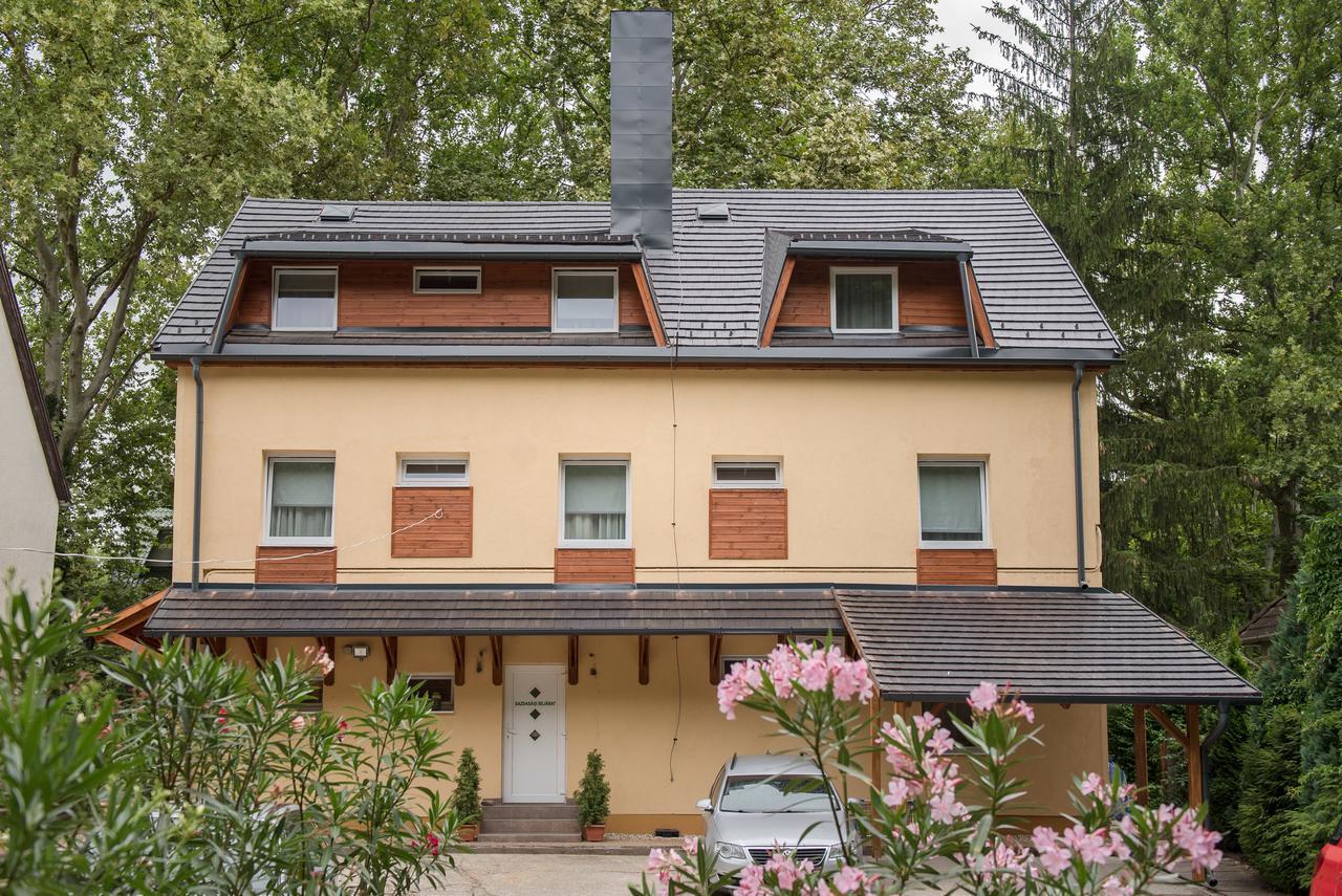 Ambrozia Szallashely Es Etterem Mişcolţ Exterior foto