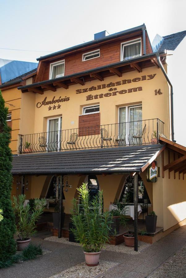 Ambrozia Szallashely Es Etterem Mişcolţ Exterior foto