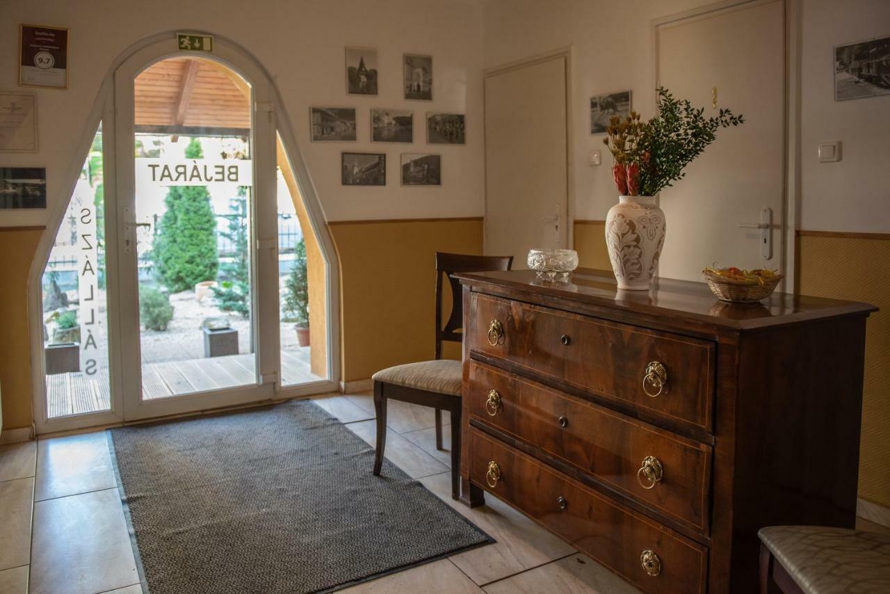 Ambrozia Szallashely Es Etterem Mişcolţ Exterior foto