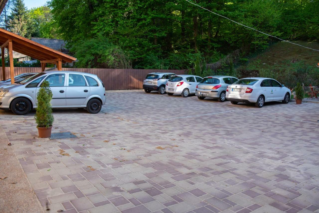 Ambrozia Szallashely Es Etterem Mişcolţ Exterior foto