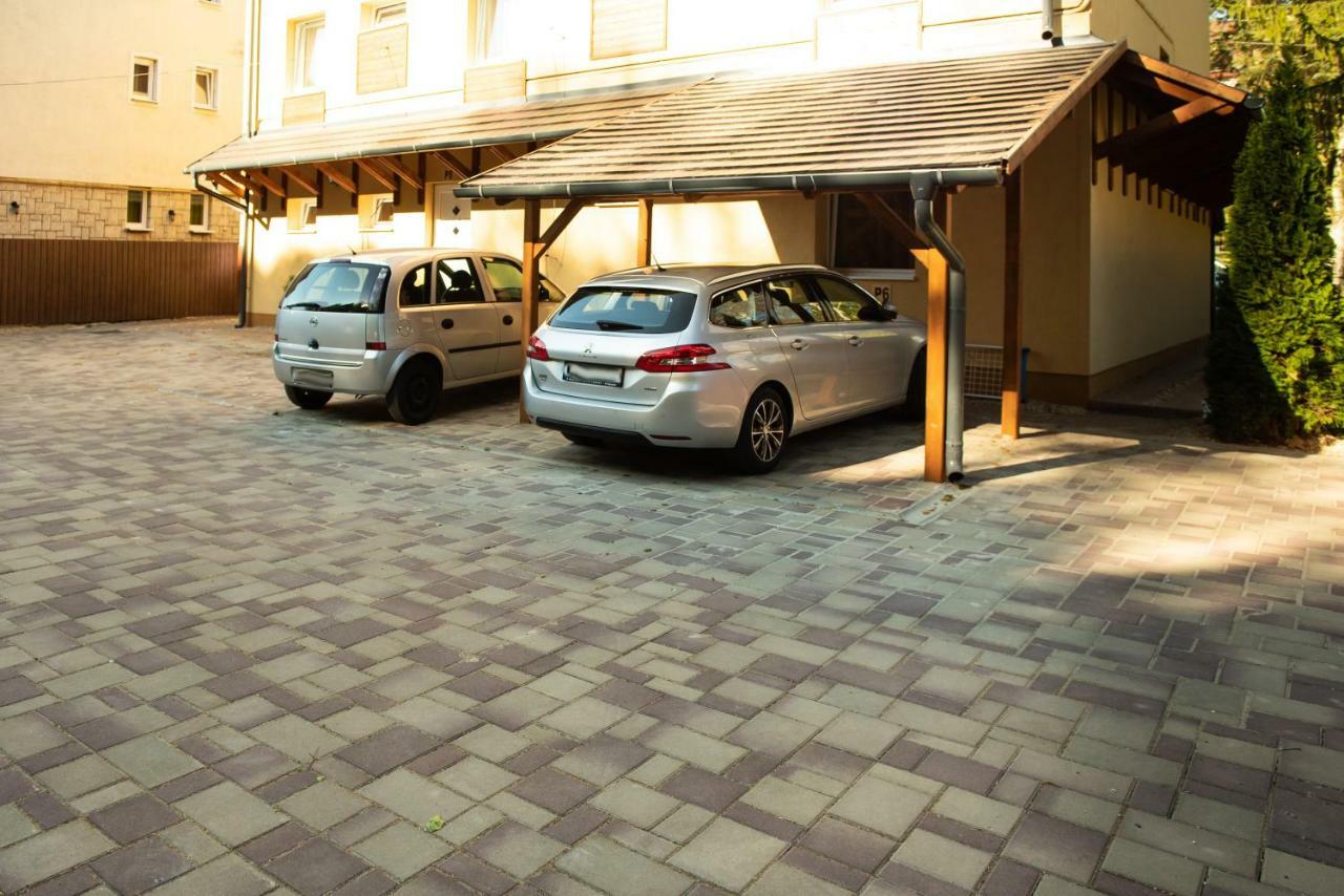 Ambrozia Szallashely Es Etterem Mişcolţ Exterior foto