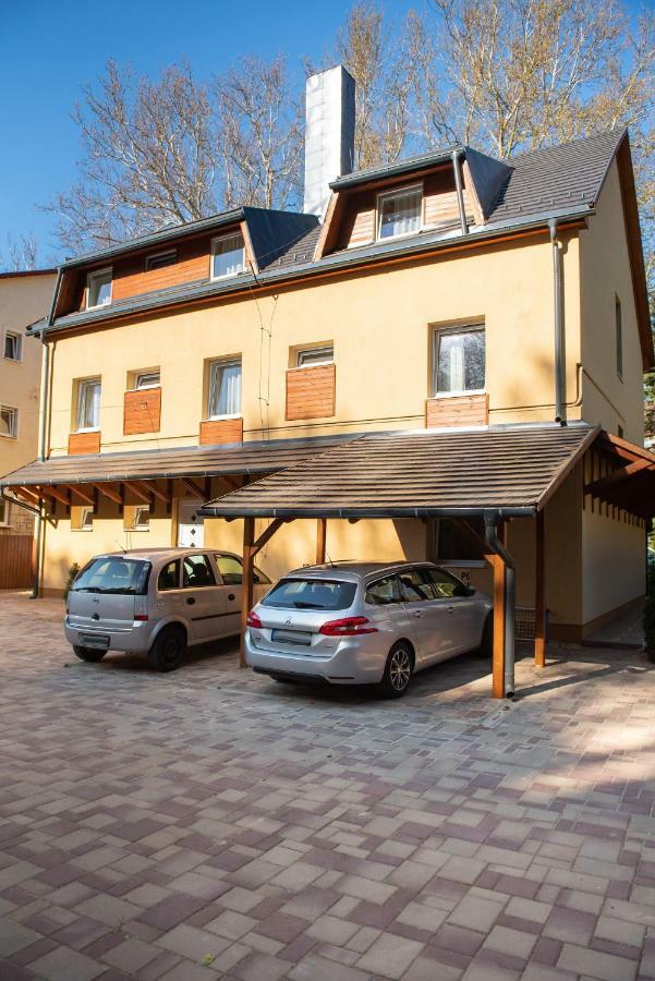 Ambrozia Szallashely Es Etterem Mişcolţ Exterior foto
